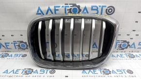 Решетка радиатора grill левая BMW X3 G01 18-21 ноздря, хром обрамление+ серая решетка, сломано крепление, отсутствует фрагмент, дефект хрома, сколы