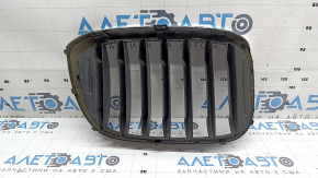 Решетка радиатора grill левая BMW X3 G01 18-21 ноздря, хром обрамление+ серая решетка, сломано крепление, отсутствует фрагмент, дефект хрома, сколы