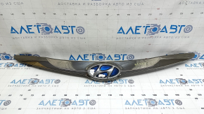 Решетка радиатора grill Hyundai Sonata 11-15 hybrid, с эмблемой, полез лак, песок, сломаны крепления