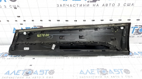 Накладка двери нижняя задняя правая Audi Q5 80A 18-20 погнута, надрыв, царапины, сломана направляйка