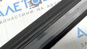 Накладка порога внешняя передняя левая Audi Q5 80A 18-24 черная с хромом, царапины