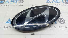 Эмблема решетки радиатора grill Hyundai Sonata 20-23 под радар, сколы