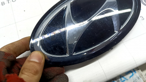 Эмблема решетки радиатора grill Hyundai Sonata 20-23 под радар, сколы