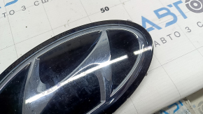 Эмблема решетки радиатора grill Hyundai Sonata 20-23 под радар, сколы