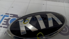 Эмблема значок KIA переднего бампера Kia Niro 17-22 воздух по кромке, тычки, сломана направляйка