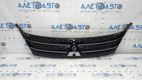 Grila cu emblema Mitsubishi Outlander 2022-2026 are mulaje cromate cu garnituri. Suportul este spart. Există ciobiri, îndoiri, crăpături și zgârieturi.