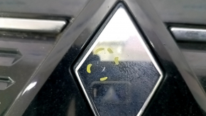 Решетка радиатора grill с эмблемой Mitsubishi Outlander 22-26 хром молдинги с уплотнителями, надломано крепление. сколы, примята, трещина, царапины