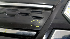 Решетка радиатора grill с эмблемой Mitsubishi Outlander 22-26 хром молдинги с уплотнителями, надломано крепление. сколы, примята, трещина, царапины