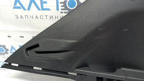 Накладка задней стойки левая Mitsubishi Outlander 22-26 черная, под 3 ряда, с заглушкой, потерта, трещина в креплении