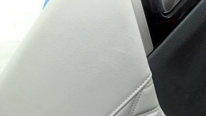 Обшивка двери карточка задняя левая Mitsubishi Outlander 22-23 черная с серой кожей, с подлокотником кожа серая, с ручкой, царапины на коже, под химчистку