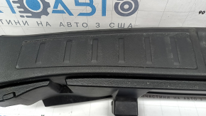Накладка проема багажника Mitsubishi Outlander 22-26 черная, с хром накладками, с заглушкой под крюк замка, отклеилась хром накладка, царапины