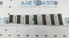 Накладка проема багажника Mitsubishi Outlander 22-26 черная, с хром накладками, с заглушкой под крюк замка, отклеилась хром накладка, царапины
