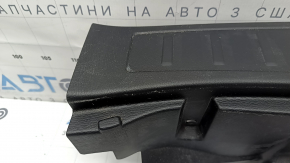 Накладка проема багажника Mitsubishi Outlander 22-26 черная, с хром накладками, с заглушкой под крюк замка, отклеилась хром накладка, царапины