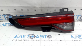 Lampa interioară din portbagaj dreapta de la Mitsubishi Outlander 22-26 are un suport crăpat și zgârieturi.
