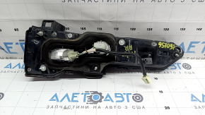 Фонарь внутренний дверь багажника правый Mitsubishi Outlander 22-26 треснуто крепление, царапины
