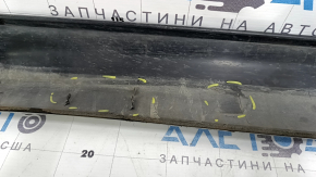 Накладка двери нижняя передняя левая Mitsubishi Outlander 22-26 серебро, сломаны крепления, царапины