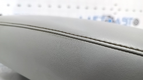 Подлокотник Mitsubishi Outlander 22-26 кожа серая, царапина, под химчистку, сломаны крепления