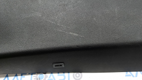 Panoul inferior de ornament al hayonului modelului Land Rover Range Rover Velar 18-23 este negru, uzat, iar elementul de fixare este rupt.