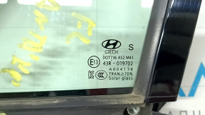 Стекло двери треугольник переднее левое Hyundai Santa FE 19-23 накладка черный глянец, царапины