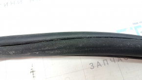 Garnitura ușii stânga față la un VW Jetta 19-26 este uzată.