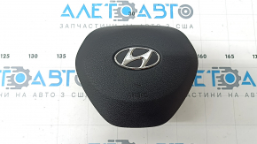 Airbag-ul de pe volanul modelului Hyundai Santa FE 19-23 este negru și are o valvă ruginită.