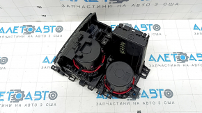 Накладка центральной консоли с подстаканниками Hyundai Santa FE 21-23 под беспроводную зарядку и управление климатом, серая, царапины, тычки