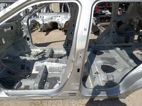 Stâlpul central stâng al caroseriei unui Mitsubishi Outlander 22-26 este pe caroserie, îndoit și are denivelări.