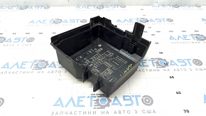 Capacul cutiei de siguranțe de sub capotă al unui Hyundai Santa FE 21-23 are un zăvor spart.