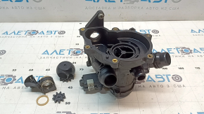 Carcasa termostatului de la Audi A4 B9 17-25 2.0T prezintă scurgeri.