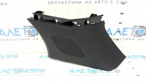 Ornament montan spate în spatele geamului dreapta sus al unui Porsche Cayenne 19-26, negru, zgârieturi