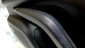 Обшивка двери карточка передняя правая Porsche Cayenne 19-23 Bose, кожзам черный, с подсветкой, подлокотник кожа черная, надрыв, царапины