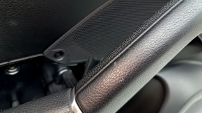 Обшивка двери карточка передняя левая Porsche Cayenne 19-23 Bose, кожзам черный, с подсветкой, подлокотник кожа черная, царапины