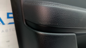 Обшивка двери карточка передняя левая Porsche Cayenne 19-23 Bose, кожзам черный, с подсветкой, подлокотник кожа черная, царапины