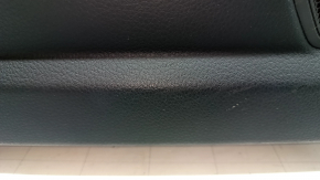 Обшивка двери карточка передняя левая Porsche Cayenne 19-23 Bose, кожзам черный, с подсветкой, подлокотник кожа черная, царапины