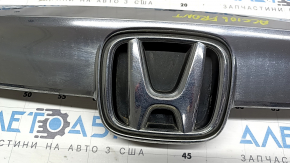 Молдинг решетки радиатора верхний центральный Honda Accord 18-20 светлый хром, с креплением и эмблемой, сколы
