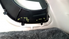 Ornamentul montantului spate din fața geamului stânga sus al unui Porsche Cayenne 19-26 este negru, uzat, elementele de fixare sunt rupte
