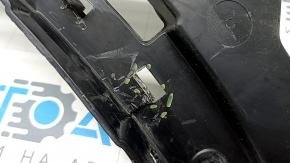 Suportul barei spate, dreapta jos, la un Porsche Cayenne 19-23 este defect.