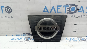 Emblemă grilă față Nissan Rogue 17-18, pătrată, pregătită pentru radar, lustruită, suport rupt, ciobit