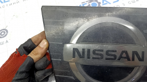 Эмблема передняя решетки радиатора Nissan Rogue 17-18 квадратная, под радар, под полировку, сломано крепление, сколы
