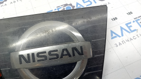 Эмблема передняя решетки радиатора Nissan Rogue 17-18 квадратная, под радар, под полировку, сломано крепление, сколы