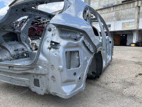 Aripă spate dreapta a unui Porsche Cayenne 19-26 pe caroserie, argintiu, lonjon lateral îndoit