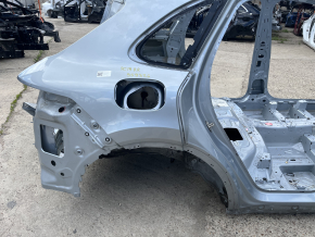 Aripă spate dreapta a unui Porsche Cayenne 19-26 pe caroserie, argintiu, lonjon lateral îndoit