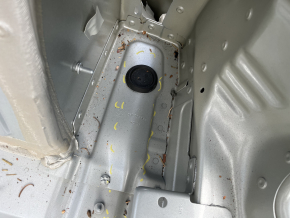 Aripă spate dreapta a unui Porsche Cayenne 19-26 pe caroserie, argintiu, lonjon lateral îndoit