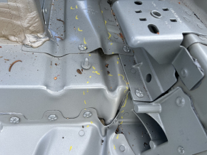 Aripă spate dreapta a unui Porsche Cayenne 19-26 pe caroserie, argintiu, lonjon lateral îndoit