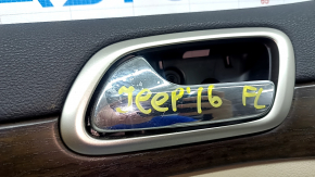Обшивка двери карточка передняя левая Jeep Grand Cherokee WK2 14-17 бежевая, с бежевой вставкой кожа, без подлокотника, молдинг под дерево структура, с ручкой, вмятины, царапины, побелел пластик