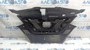 Grilă radiator Nissan Rogue Sport 20-22 fără cameră, plasticul a devenit alb, crăpat, ciobit, zgâriat, găuri care nu provin din fabrică