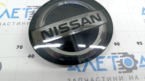 Emblemă grilă radiator Nissan Rogue Sport 2022, ciobită, lipită