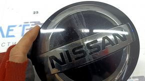 Emblemă grilă radiator Nissan Rogue Sport 2022, ciobită, lipită