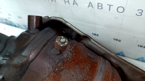 Galeria de evacuare cu convertor catalitic pentru un Nissan Rogue Sport din 2021 este ruginită, prezoanele sunt tăiate, iar șuruburile sunt rupte.