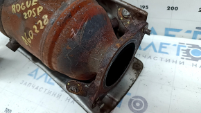 Galeria de evacuare cu convertor catalitic pentru un Nissan Rogue Sport din 2021 este ruginită, prezoanele sunt tăiate, iar șuruburile sunt rupte.
